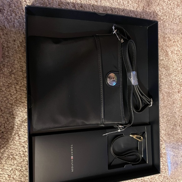 Tommy Hilfiger purse-NWT - Picture 2 of 2